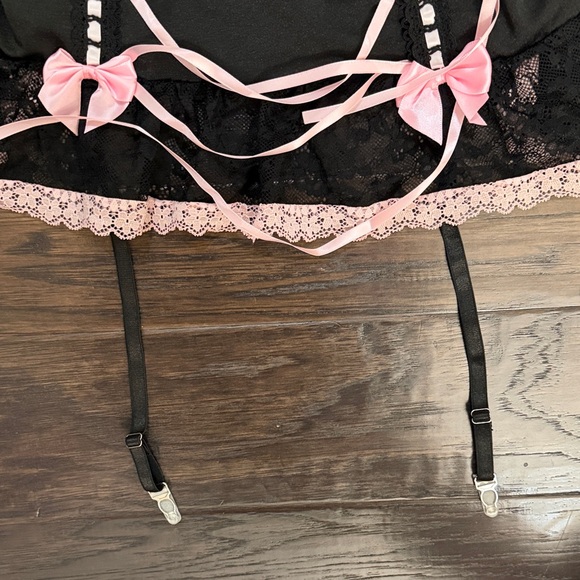 Black and Pink Lace Bustier - Picture 3 of 9
